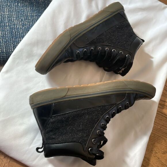 Eddie Bauer storm sneakers.   Lightly worn. - Picture 5 of 8